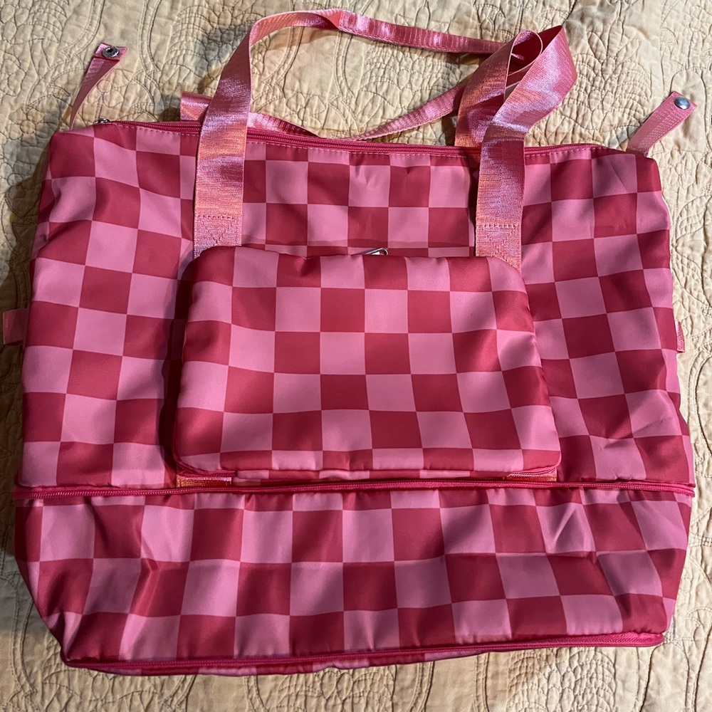 Unbranded checkered foldable tote w extendable bottom and luggage pass through